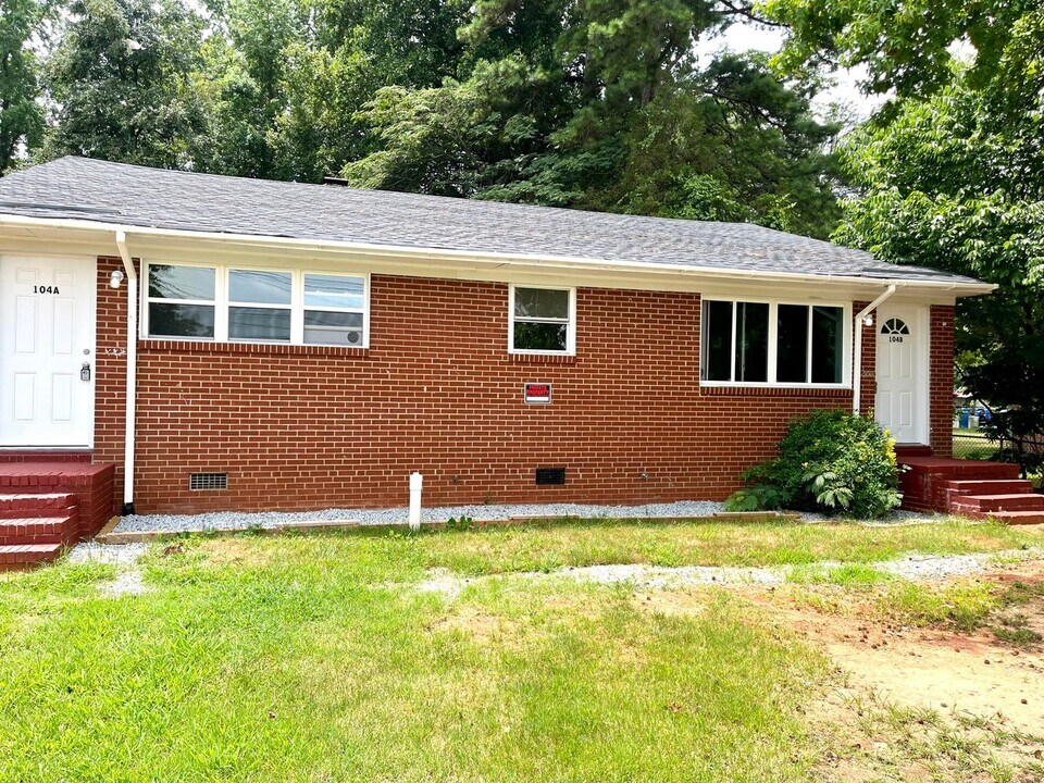 104 Lassiter Dr in High Point, NC - Building Photo