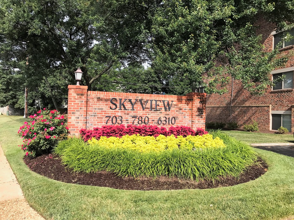 Skyview Apartments in Alexandria, VA - Building Photo