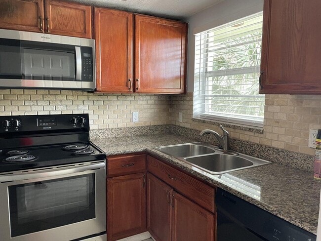 1638 Embassy 305 Dr in West Palm Beach, FL - Building Photo - Building Photo