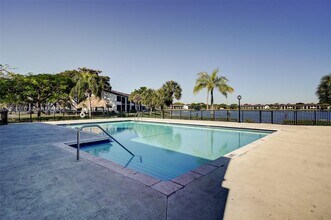 212 Lake Pointe Dr in Oakland Park, FL - Foto de edificio - Building Photo