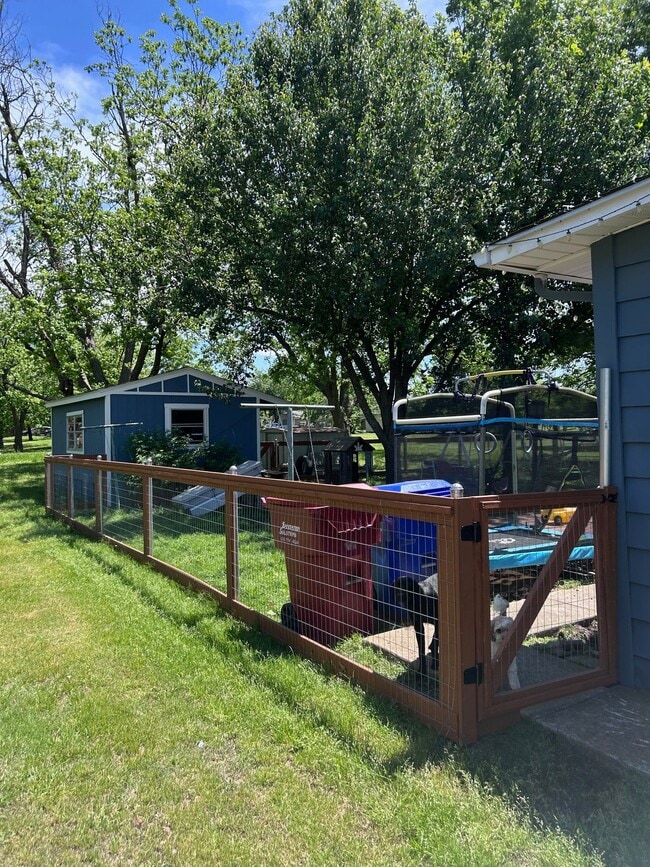 1102 Walnut St in Royse City, TX - Foto de edificio - Building Photo