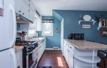 233 N Main St in Timberville, VA - Foto de edificio - Building Photo