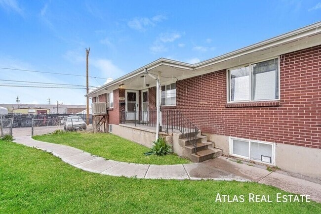 property at 1479 W Byers Pl
