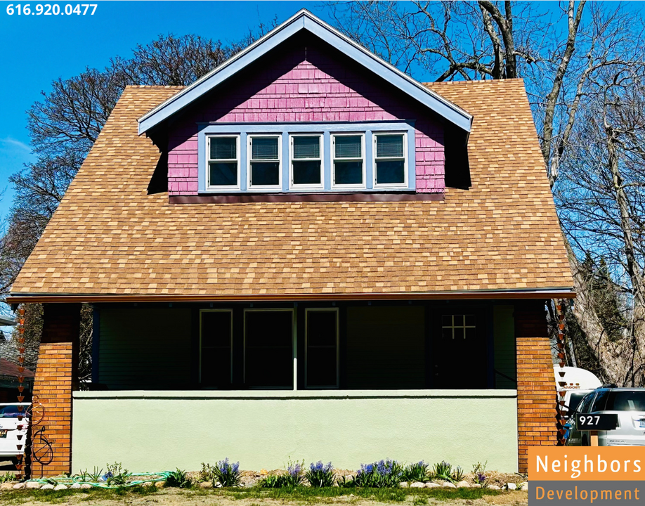 927 Arianna St NW in Grand Rapids, MI - Foto de edificio