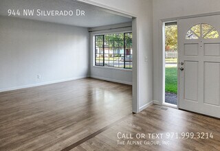 944 NW Silverado Dr in Beaverton, OR - Foto de edificio - Building Photo