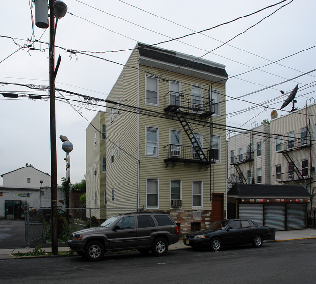 329 Oliver St in Newark, NJ - Building Photo - Building Photo