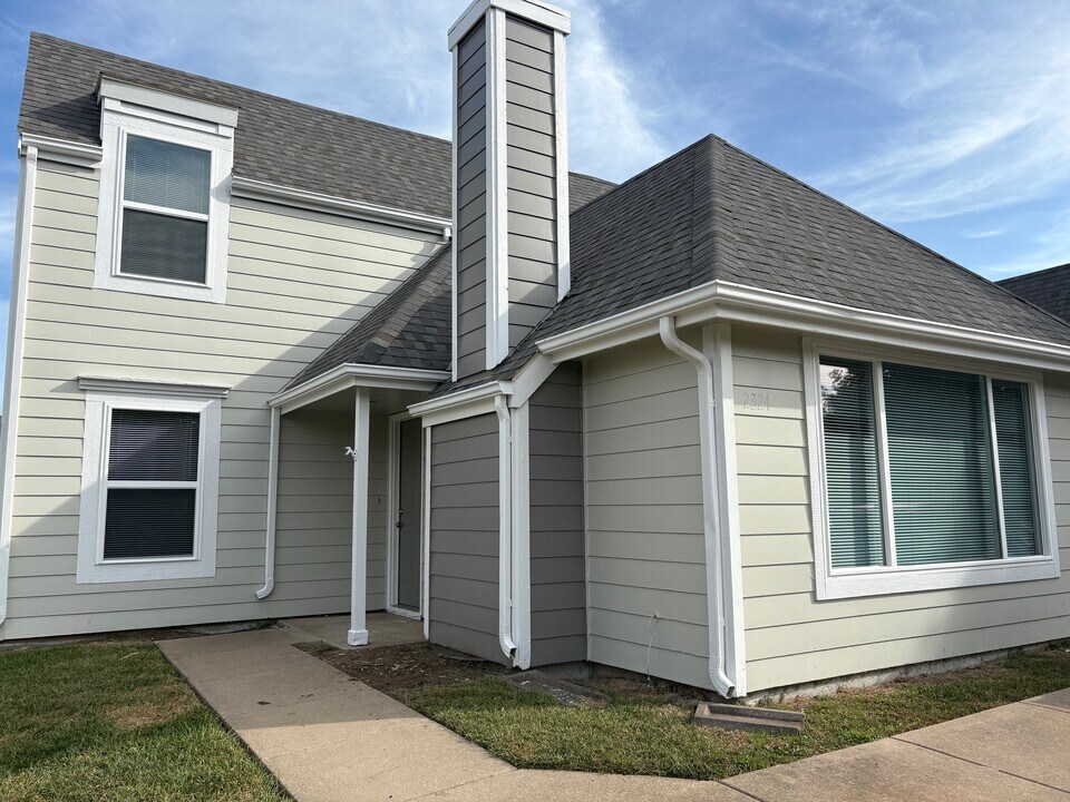 2324 Harvard Rd in Lawrence, KS - Building Photo