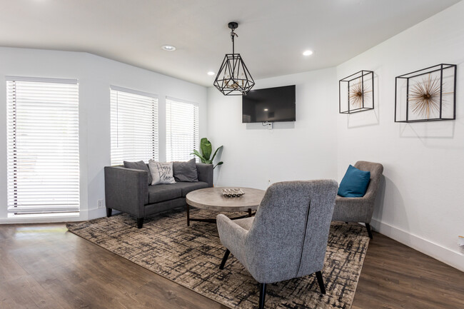 The Falls in Glendale, AZ - Building Photo - Interior Photo
