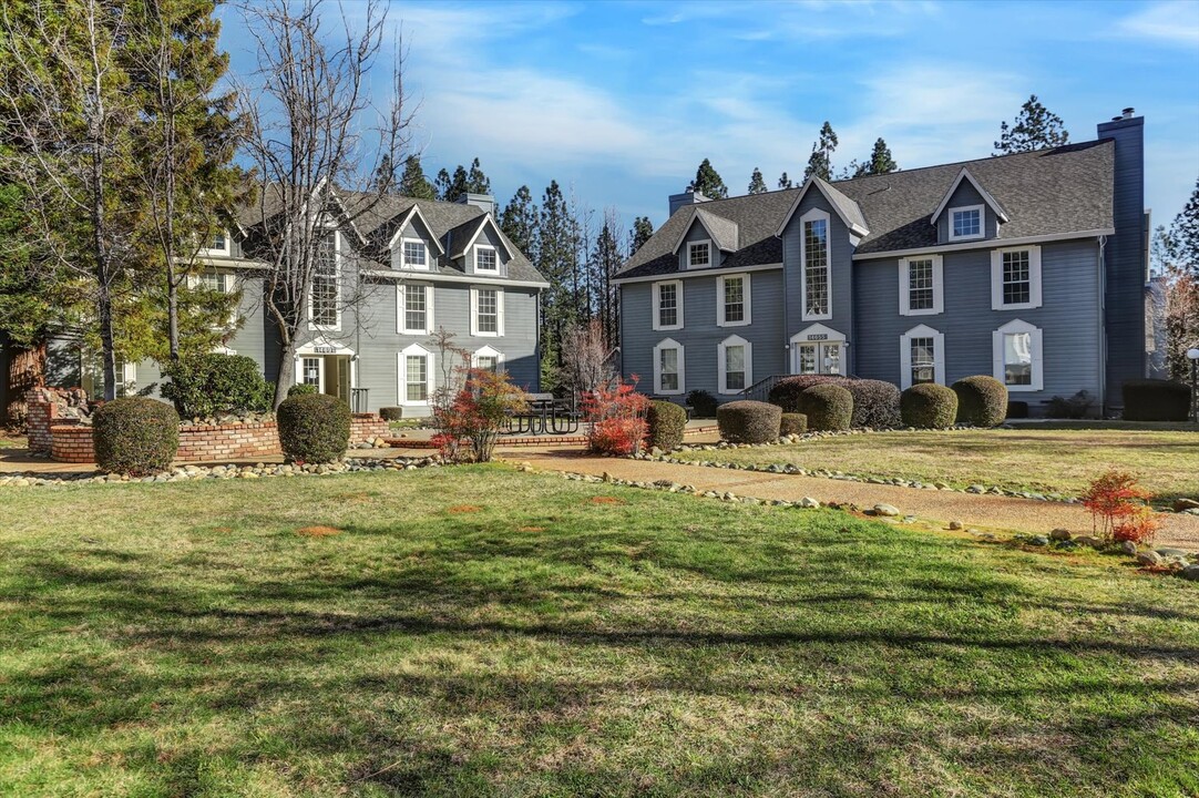 Gold Creek Village in Grass Valley, CA - Foto de edificio