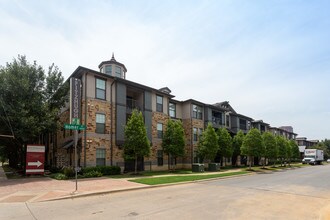 Fitzhugh Urban Flats in Dallas, TX - Foto de edificio - Building Photo