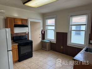 16 Oak St-Unit -2 in New Brunswick, NJ - Building Photo - Building Photo