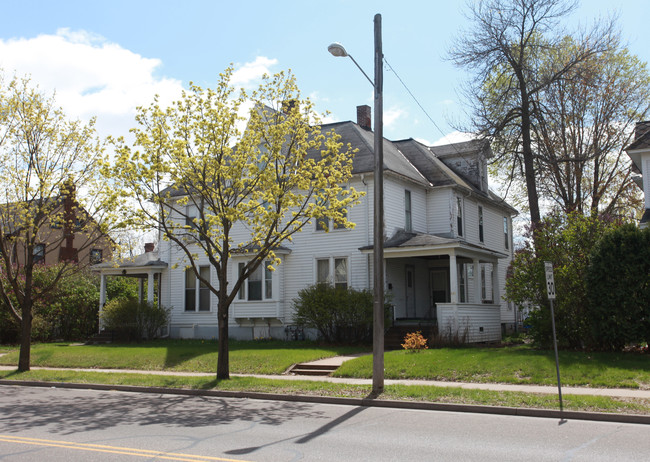 419-421 Lake St in Eau Claire, WI - Building Photo - Building Photo