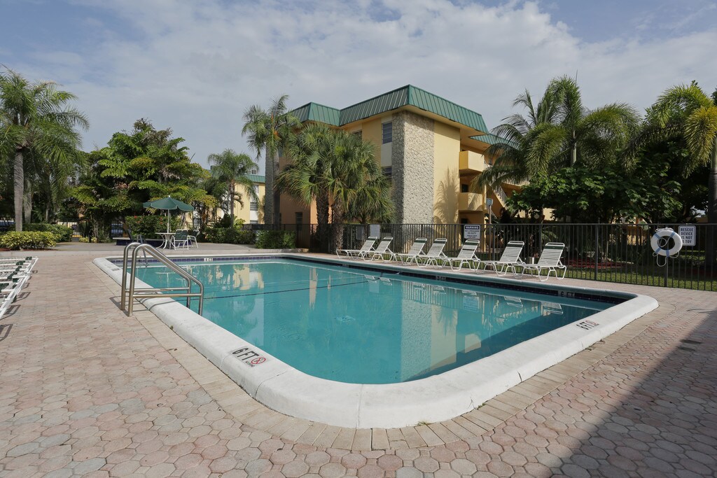 Banyan Club Apartments in Pompano Beach, FL