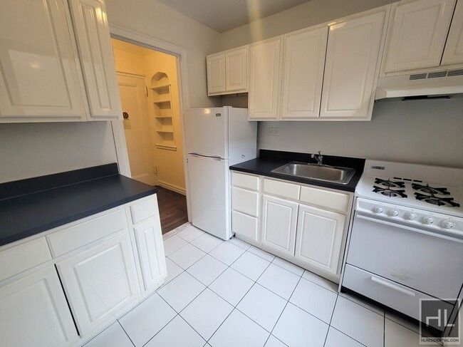 BROADWAY, Unit 1F in New York, NY - Building Photo - Building Photo