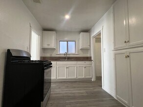 720 N Guadalupe Ave in Redondo Beach, CA - Foto de edificio - Building Photo