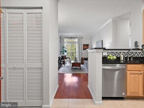 2465 Army Navy Dr in Arlington, VA - Building Photo - Building Photo