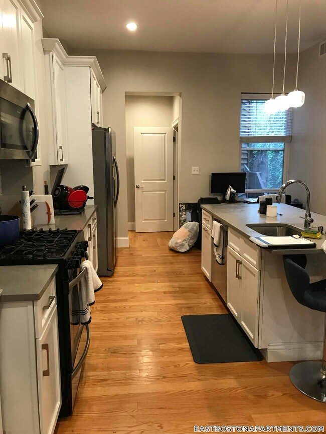 126 London St in Boston, MA - Building Photo - Building Photo