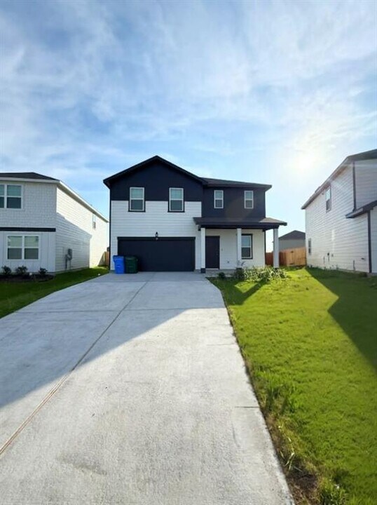 113 Blazilmar Ln in Taylor, TX - Building Photo