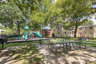 Lakeview Apartments in Leonia, NJ - Foto de edificio - Other