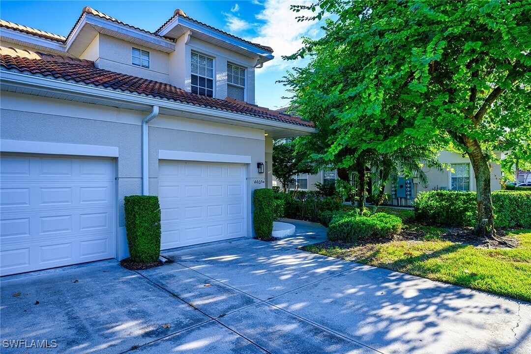 3058 Driftwood Way in Naples, FL - Foto de edificio