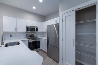 Park Vista Apartments in Redmond, WA - Building Photo - Interior Photo