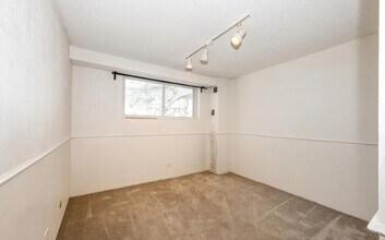 2325 S Linden Ct in Denver, CO - Building Photo - Building Photo