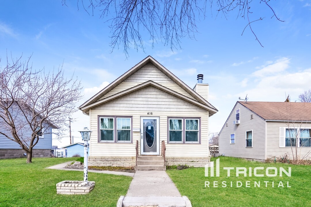 416 S Olive St in Waconia, MN - Building Photo
