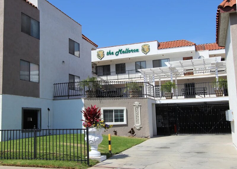12533 Kornblum Ave. in Hawthorne, CA - Building Photo