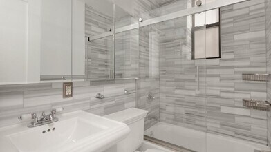 219 E 23rd St, Unit 17 in New York, NY - Foto de edificio - Building Photo