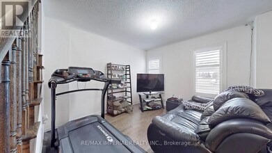 7 Cornerside Way in Whitby, ON - Building Photo - Building Photo