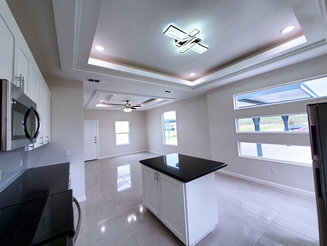 2605 E Hackberry Ave, Unit 3 in Hidalgo, TX - Foto de edificio - Building Photo