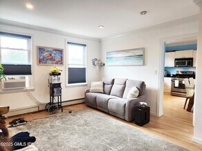 61 Aberdeen St, Unit 3 in Stamford, CT - Building Photo - Building Photo