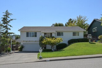 5 Santa Victoria Ct in Novato, CA - Building Photo - Building Photo