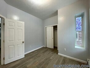 114 Mt Pleasant Ave, Unit 2 in Boston, MA - Foto de edificio - Building Photo