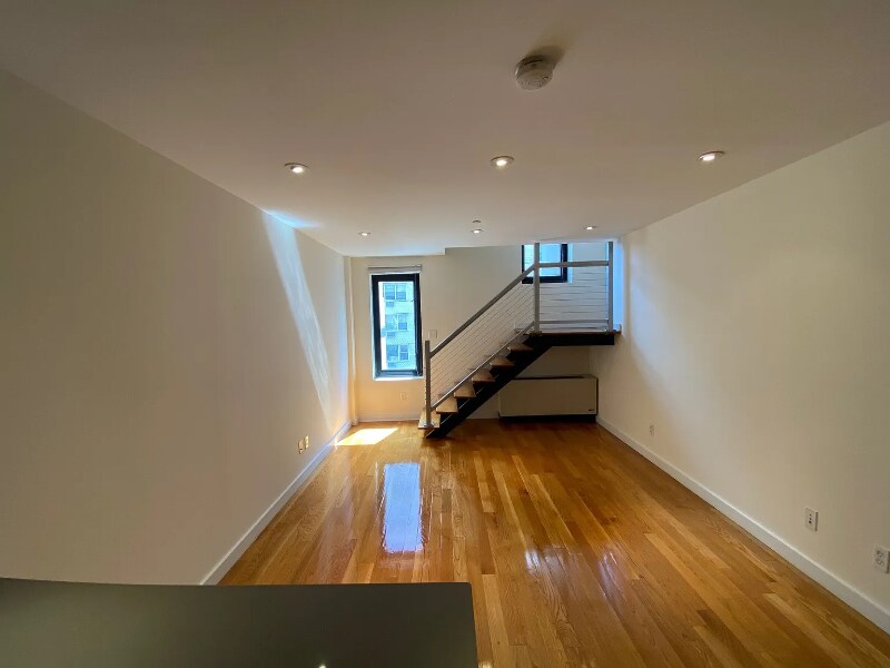 215 E 81st St in New York, NY - Building Photo