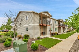 2250 W 10th Ave in Junction City, OR - Building Photo - Building Photo