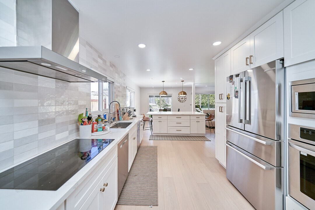 6231 Lochvale Dr in Rancho Palos Verdes, CA - Building Photo