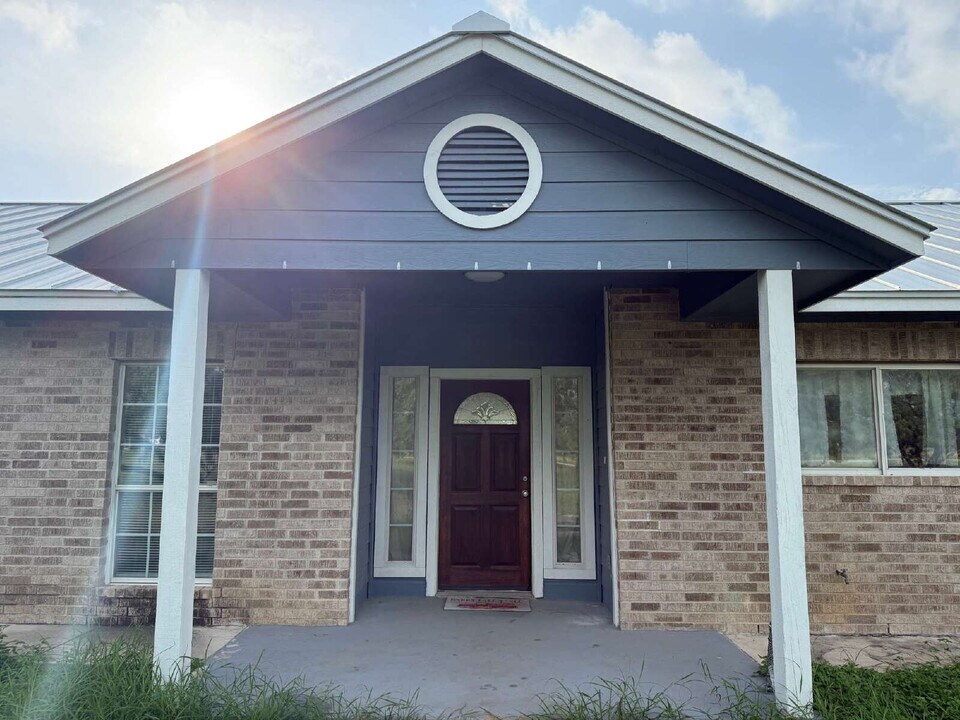 455 Country Trail in Pleasanton, TX - Building Photo