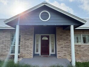 455 Country Trail in Pleasanton, TX - Building Photo - Building Photo