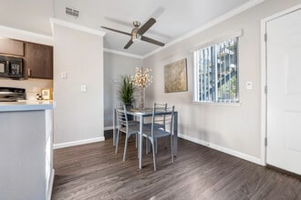 LAUREL GLEN in Manteca, CA - Foto de edificio - Interior Photo