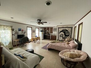 2156 NW 4th Pl, Unit Attached Studio Apt in Gainesville, FL - Foto de edificio - Building Photo