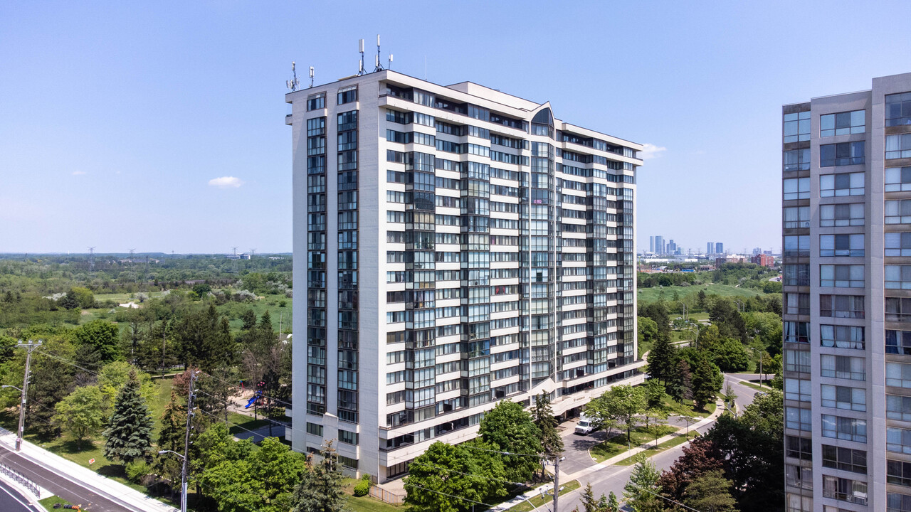 Consulate 1 in Toronto, ON - Building Photo