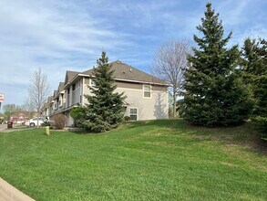 3294 Red Oak Trl in Medina, MN - Foto de edificio - Building Photo