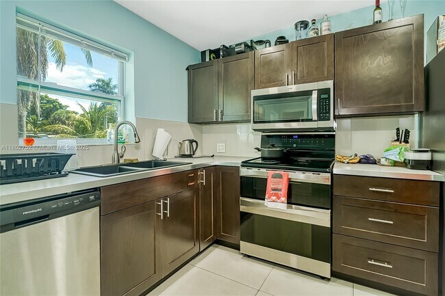 216 SW 6th St in Hallandale Beach, FL - Building Photo - Building Photo