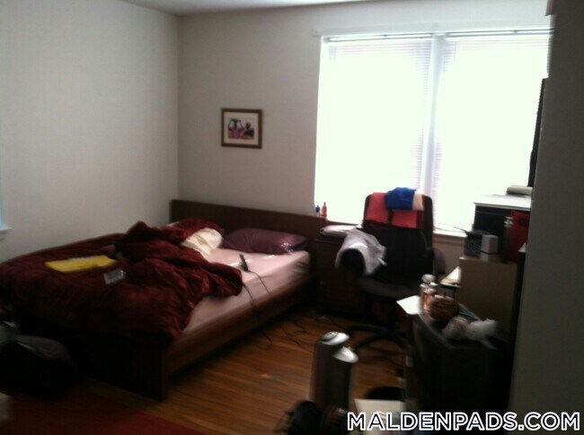 349 Pleasant St in Malden, MA - Foto de edificio - Building Photo