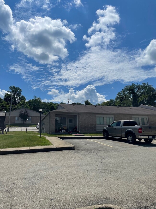 408 Twin Knobs Dr in Morgantown, WV - Building Photo - Building Photo