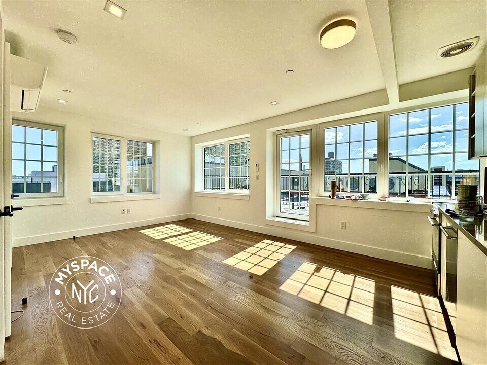 128 Montrose Ave, Unit 501 in Brooklyn, NY - Building Photo