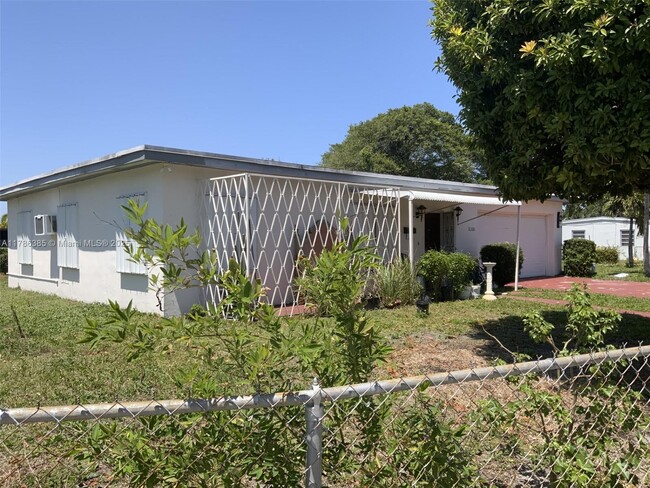 16300 NW 19th Ct in Opa Locka, FL - Foto de edificio - Building Photo