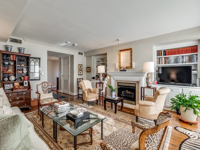 4242 Lomo Alto Dr, Unit N-70 in Dallas, TX - Foto de edificio - Building Photo