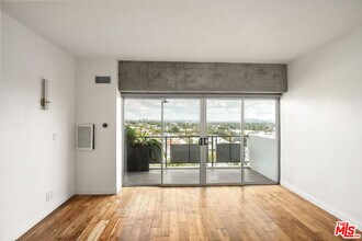 1155 N La Cienega Blvd in West Hollywood, CA - Foto de edificio - Building Photo